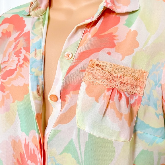 Candie’s Floral Button-Front Blouse Lace Details - Picture 3 of 4